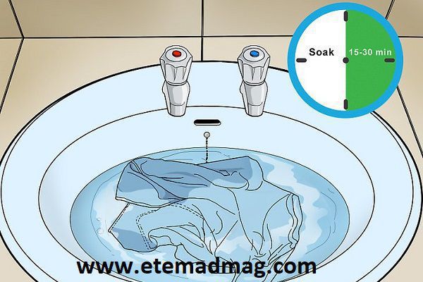 شستن شلوار جین و لباس با دست در سینک یا وان